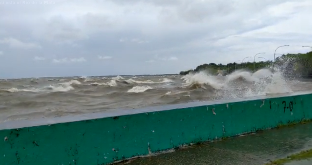 ASEGURAN QUE YA NO HAY EVACUADOS ANTE LA CRECIDA DEL RIO LA PLATA