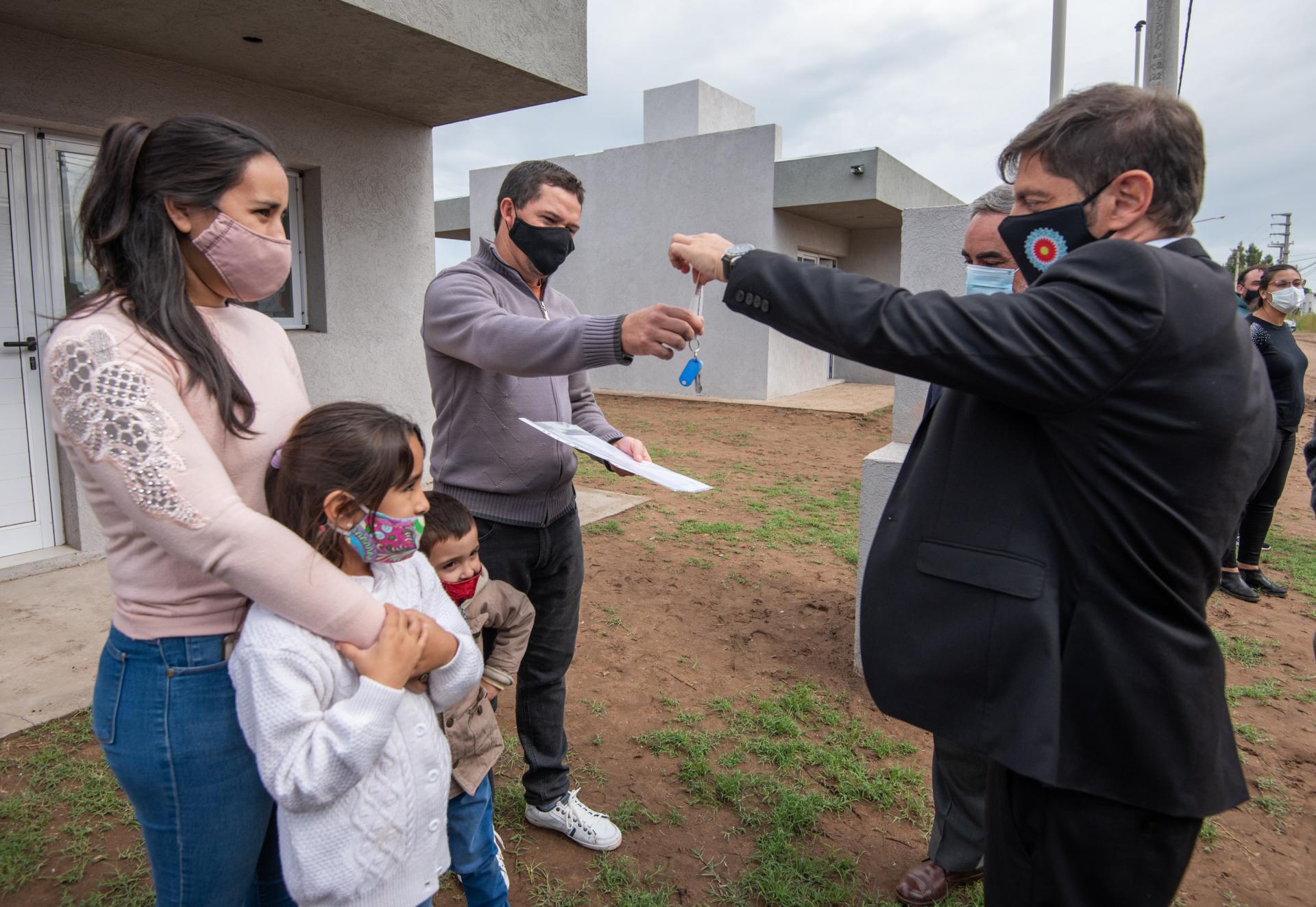 KICILLOF ENTREGÓ VIVIENDAS EN TRENQUE LAUQUEN