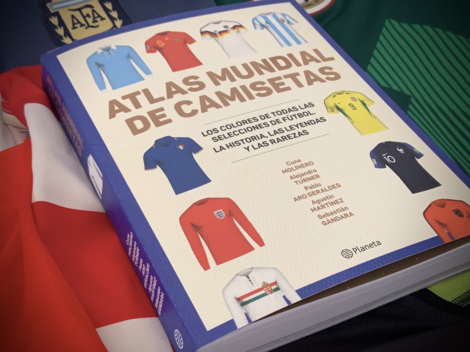 RUMBO A QATAR: ATLAS MUNDIAL DE CAMISETAS DE FÚTBOL