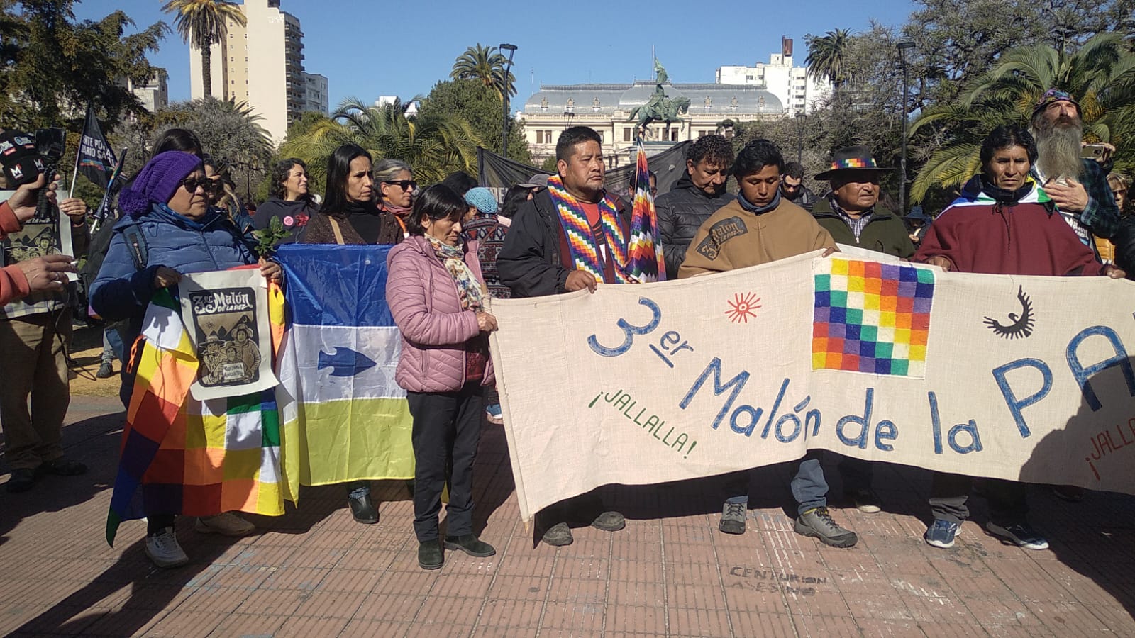 EL MALÓN POR LA PAZ LLEGÓ A LA PLATA EN RECLAMO CONTRA LA REFORMA CONSTITUCIONAL DE JUJUY