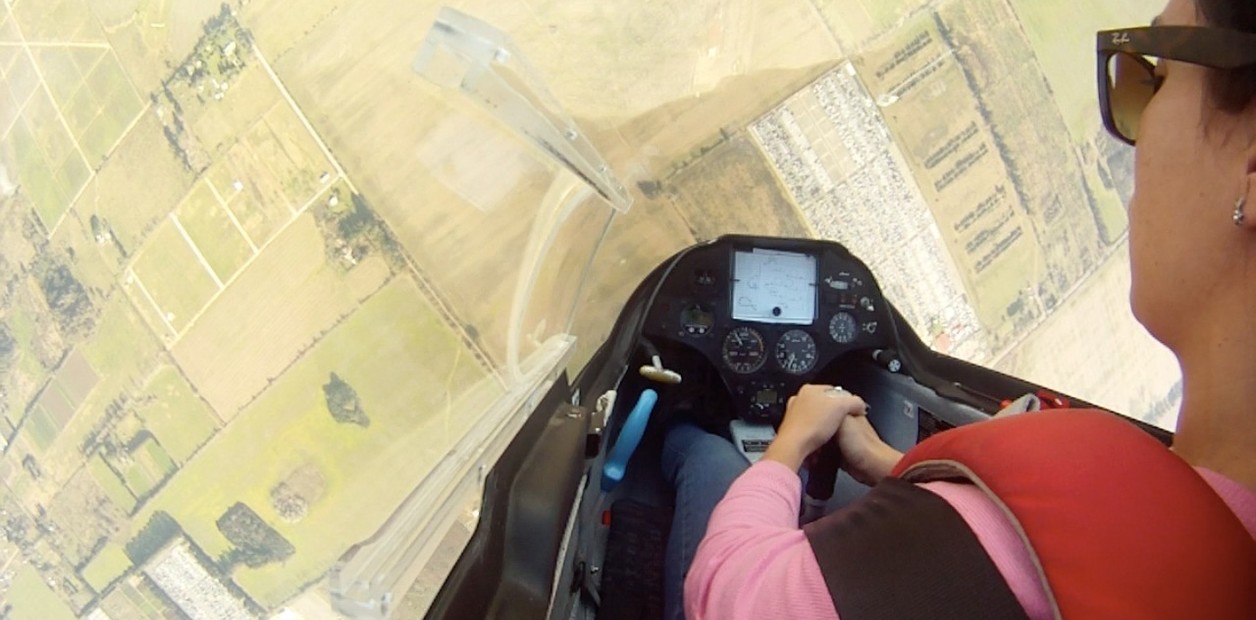 JENNY DILON: PRIMERA MUJER QUE COMPETIRÁ EN ACROBACIA AÉREA CON PLANEADOR