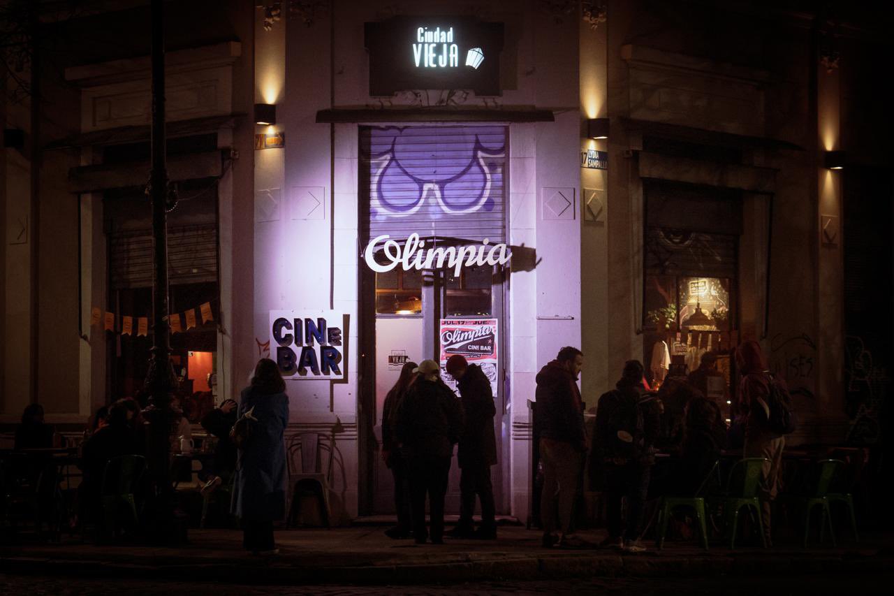 “NO ES UN CINE NI UN BAR, SINO QUE ES LA MEZCLA DE AMBOS”