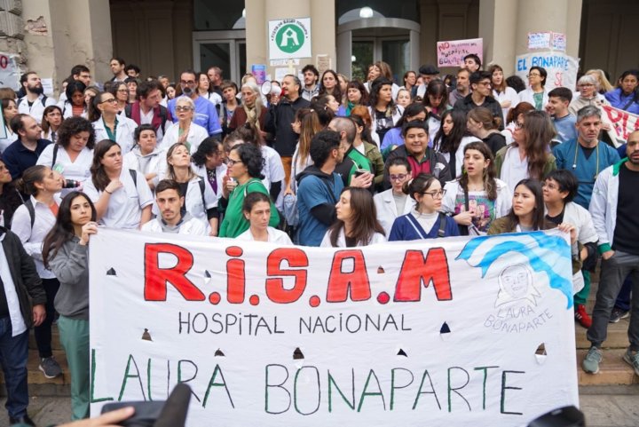 REALIZAN UN ABRAZO SOLIDARIO CONTRA EL CIERRE DEL HOSPITAL DE SALUD MENTAL BONAPARTE