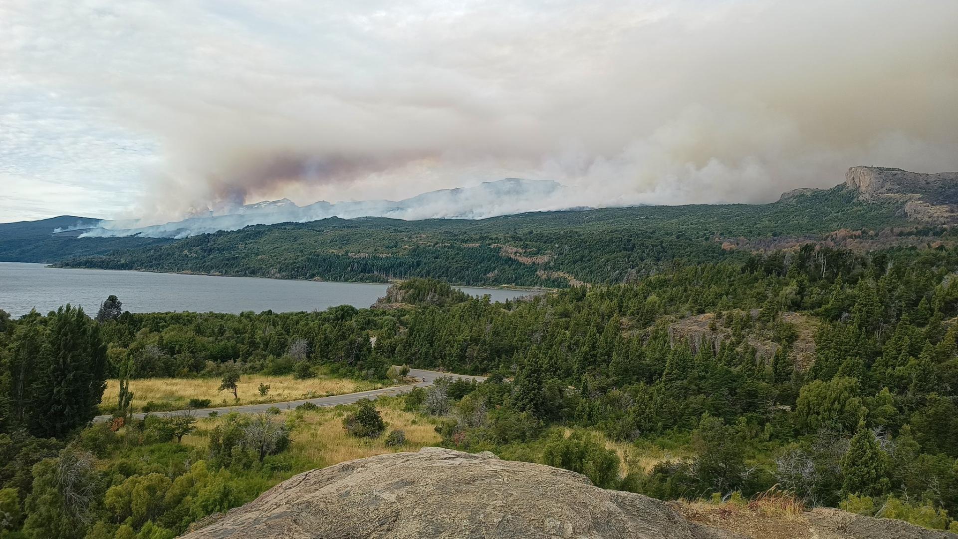 LA PROVINCIA PUSO A DISPOSICIÓN 50 BRIGADISTAS Y 2 HELICÓPTEROS PARA COMBATIR EL FUEGO