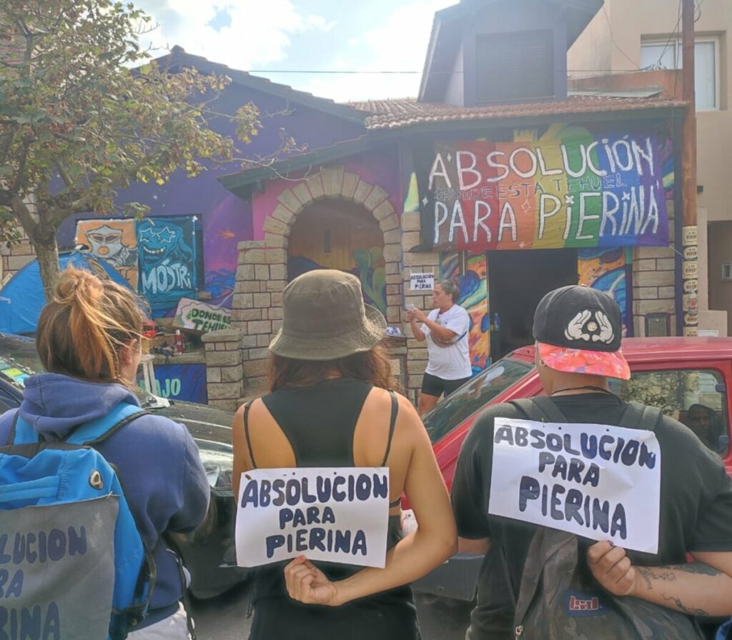 ACTIVISTA TRANSFEMINISTA EXIGE SER ABSUELTA POR LA JUSTICIA