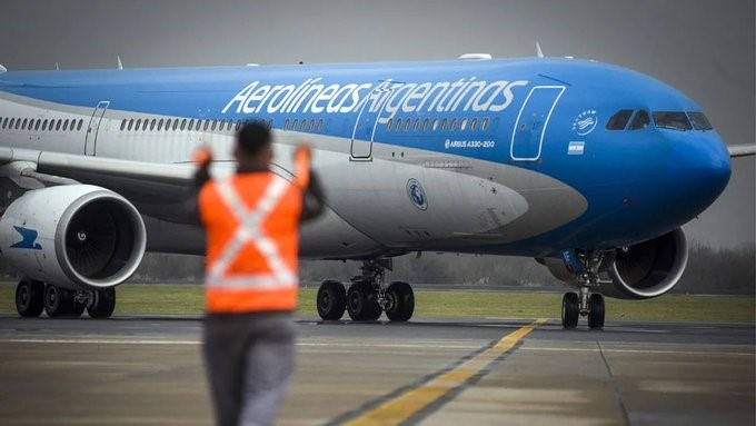 TRABAJADPRES DE AEROLÍNEAS ARGENTINAS ANUNCIAN PARO DE 24 HS PARA MAÑANA