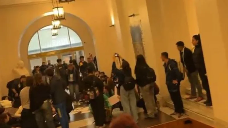ESTUDIANTES UNIVERSITARIOS REALIZAN UNA SENTADA PACÍFICA EN EL PALACIO PIZZURNO