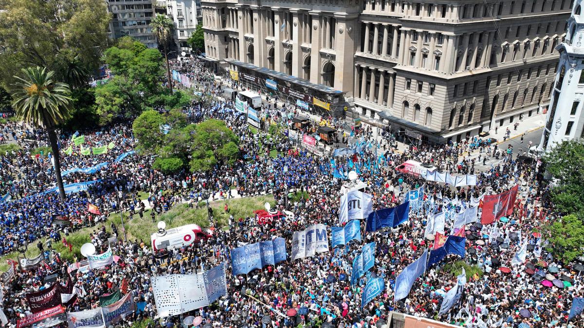 LA CÁMARA NACIONAL DEL TRABAJO SUSPENDIÓ LA VIGENCIA DEL DNU EN CUESTIONES LABORALES