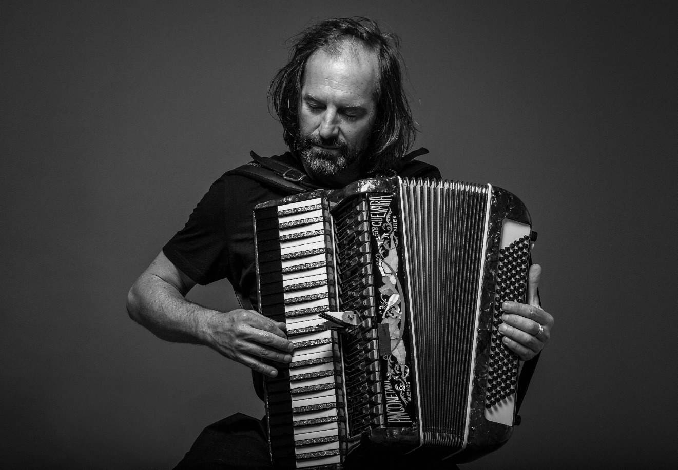 CHANGO SPASIUK: “LA MÚSICA POPULAR TAMBIÉN SE PUEDE TOCAR COMO MÚSICA DE CÁMARA”
