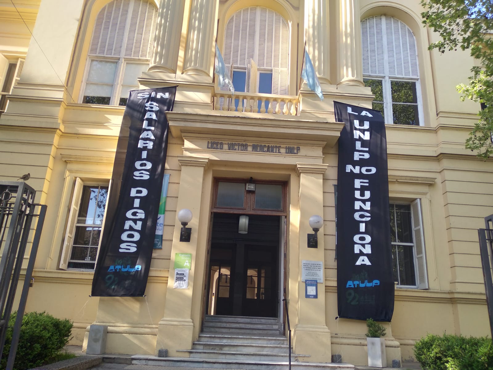 COLEGIOS DE LA UNLP REALIZAN UN ABRAZO SIMBÓLICO EN APOYO A LOS DOCENTES Y CONTRA EL VETO DE MILEI