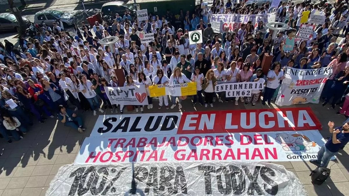 TRABAJADORES DEL GARRAHAN MARCHAN HACIA PLAZA DE MAYO