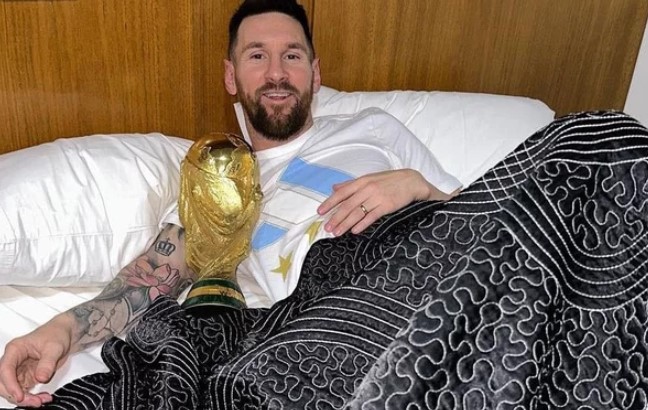 LIONEL MESSI AMANECIÓ ABRAZADO A LA COPA DEL MUNDO