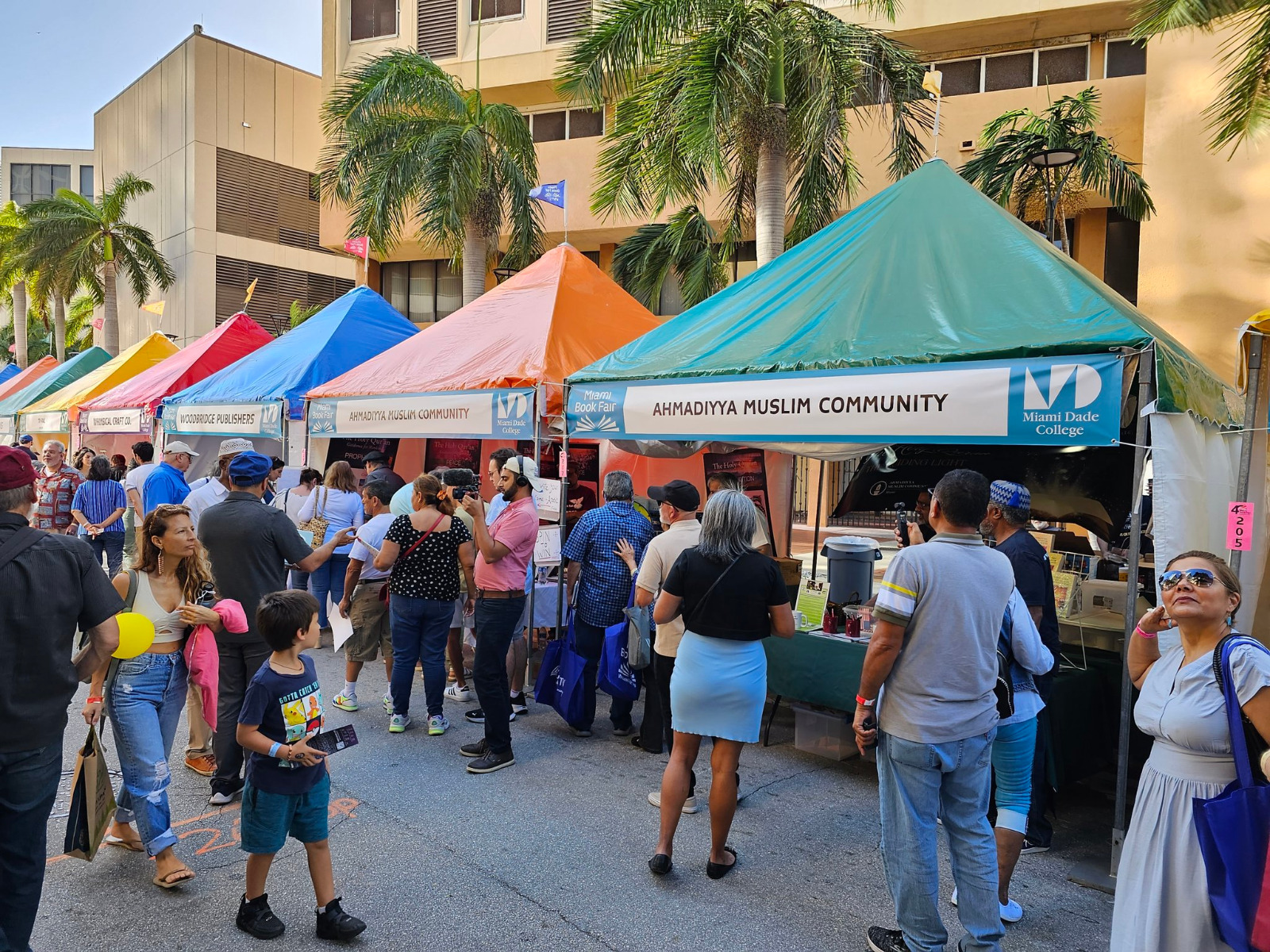 ENZO MAQUEIRA PRESENTÓ SU ÚLTIMO LIBRO EN LA FERIA DEL LIBRO DE MIAMI Y EN LA FIL DE GUADALAJARA