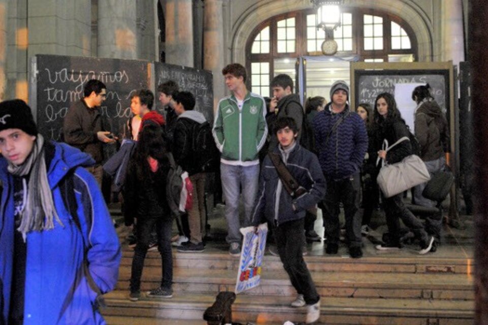 REALIZAN UN PARO POR 96 HORAS EN EL COLEGIO NACIONAL BUENOS AIRES