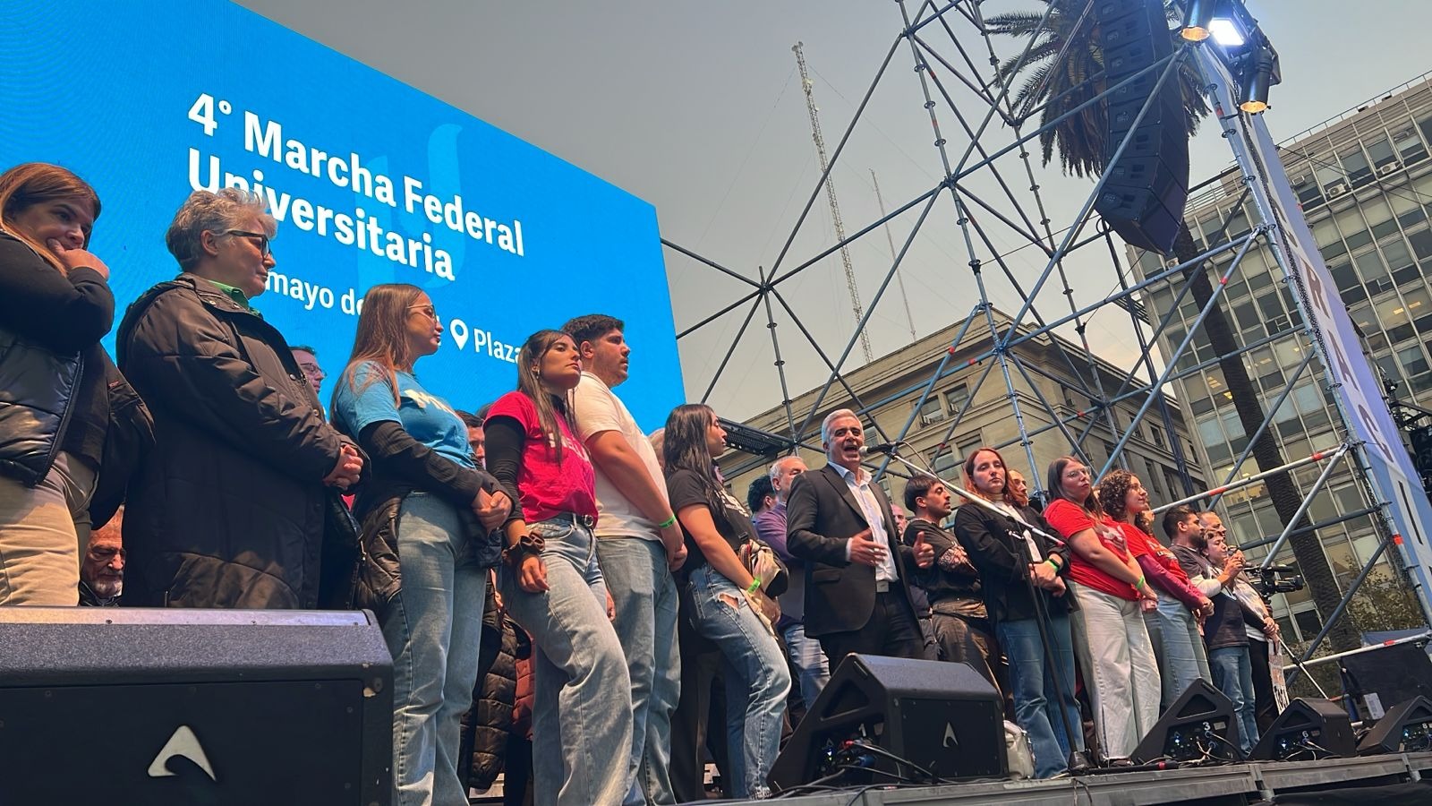 MULTITUDINARIO RECLAMO DE LA COMUNIDAD EDUCATIVA AL GOBIERNO