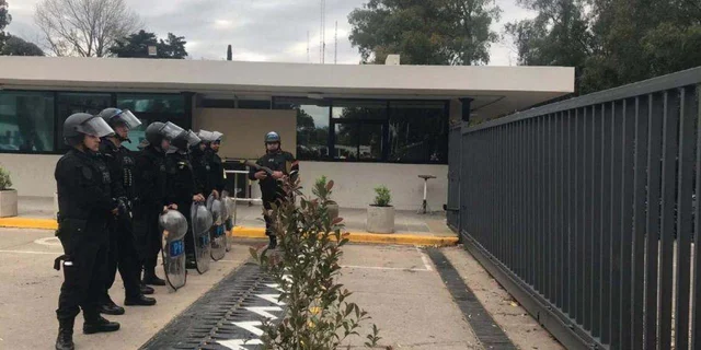 LA GENDARMERÍA IRRUMPIÓ EN EL INTI PARA EVITAR UN EVENTO CON EMPRESARIOS