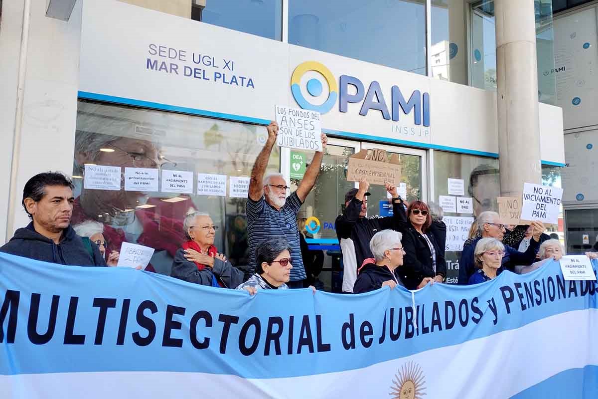 JUBILADOS PROTESTAN FRENTE A LA SEDE CENTRAL DE PAMI