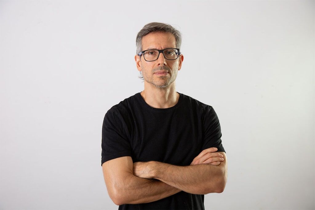 LUÍS GARCÍA: "QUEREMOS SABER QUÉ ESTÁ HACIENDO EL NEOLIBERALISMO PARA SOBREVIVIR A SU PROPIA CRISIS"