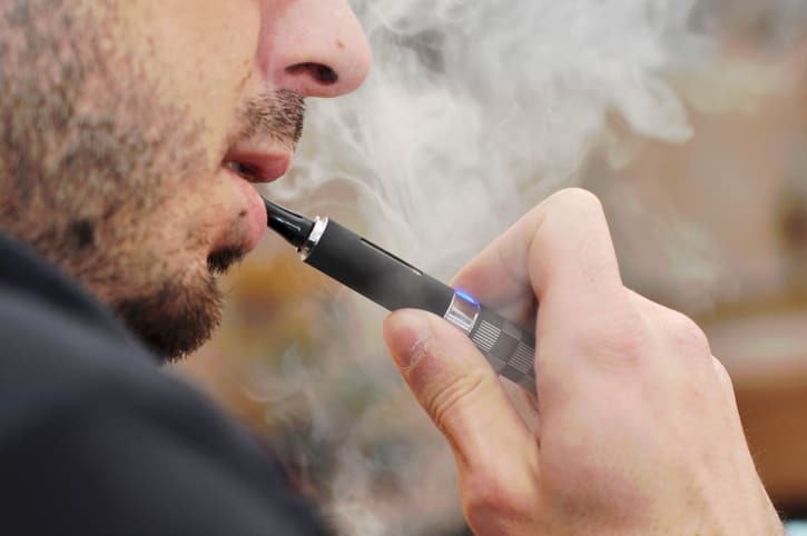 ESPECIALISTAS CUESTIONAN LA DESREGULACIÓN DE LOS ‘VAPEADORES’