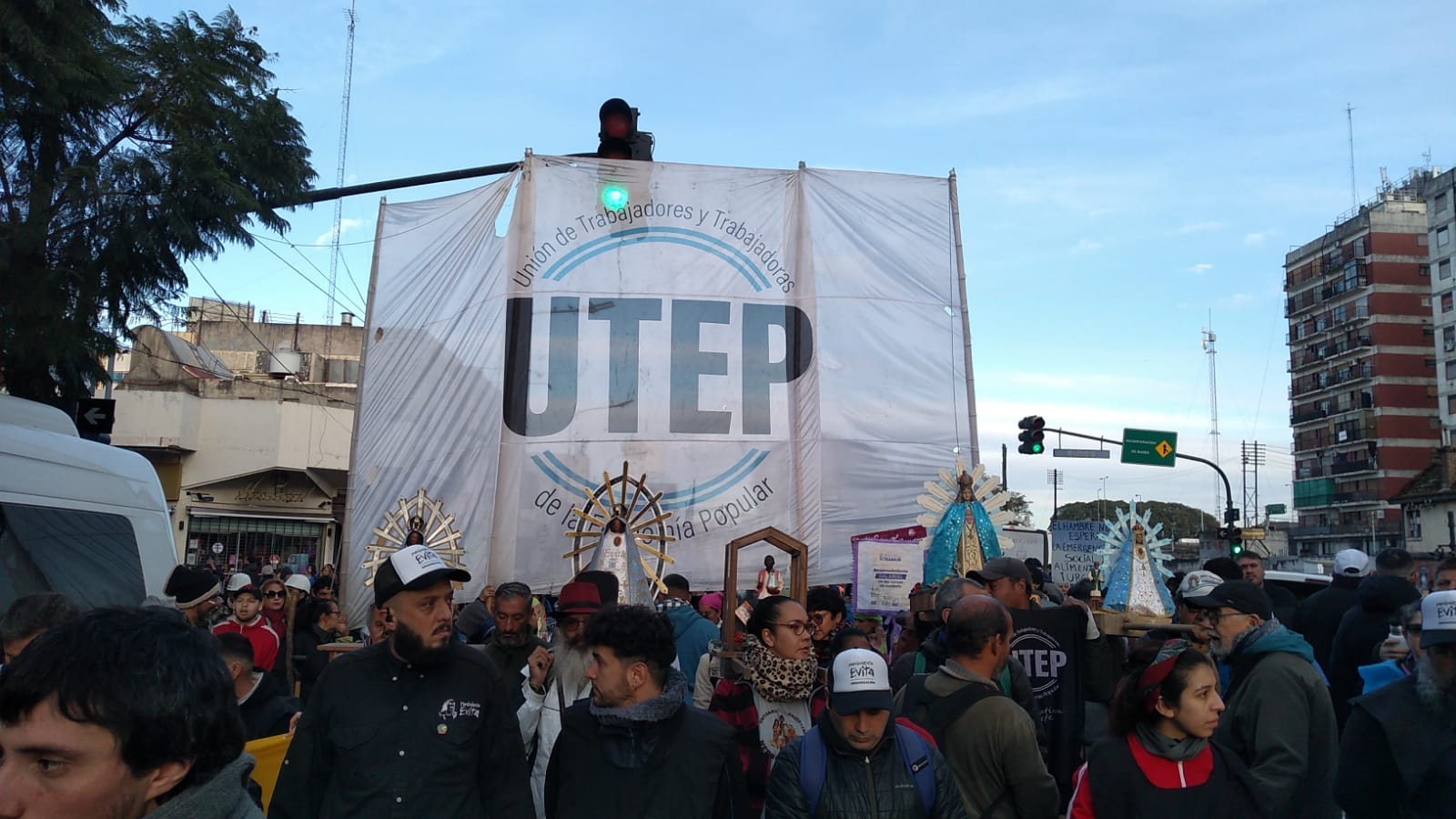 COMIENZAN A CONCENTRARSE LOS FIELES EN SAN CAYETANO