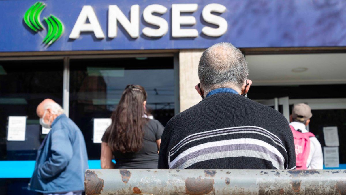 SEÑALAN QUE HACEN FALTA BONOS PARA COMPENSAR EL DESFASAJE DE LA INFLACIÓN