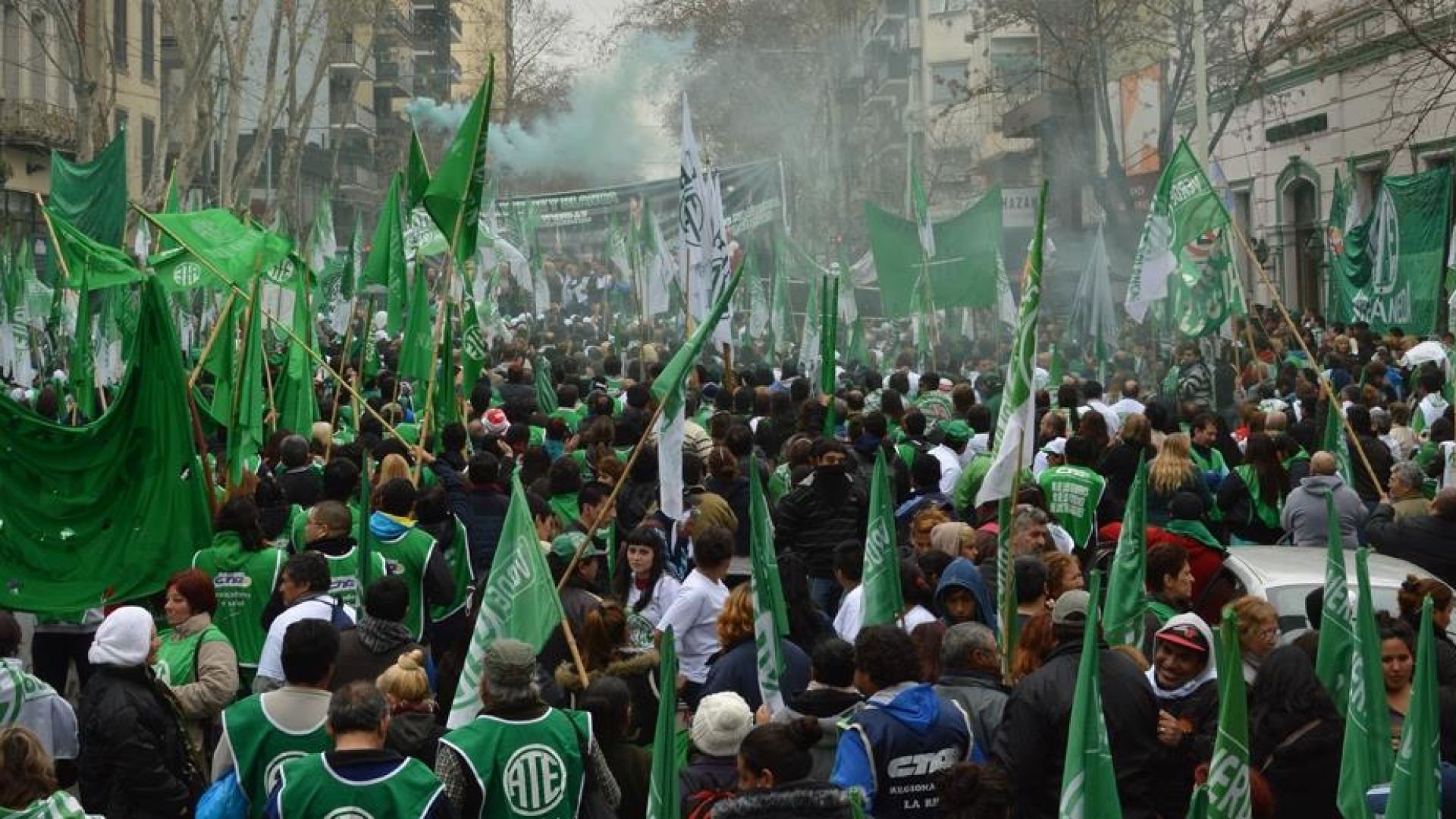 EL 90% DE LOS TRABAJADORES ESTATALES REALIZAN MEDIDA DE FUERZA Y MOVILIZACIÓN A PLAZA DE MAYO