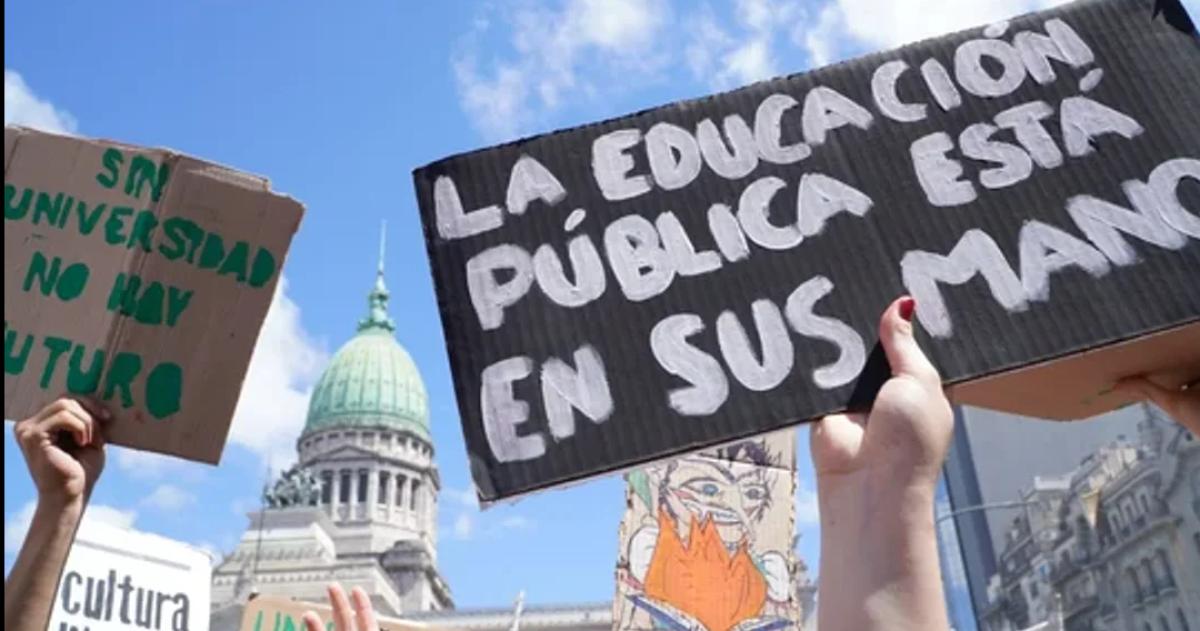 TRABAJADORES DE LA SALUD, DISCAPACITADOS Y UNIVERSITARIOS EN LAS CALLES