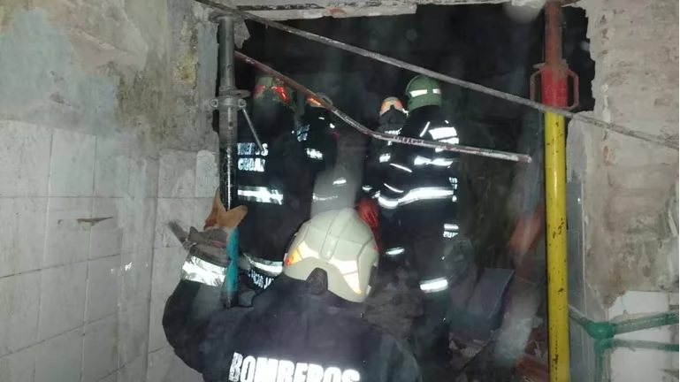 BOMBEROS Y RESCATISTAS BUSCAN A TRES DESAPARECIDOS