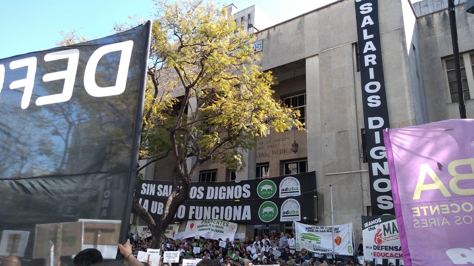 REALIZAN ABRAZO SIMBÓLICO AL HOSPITAL DE CLÍNICAS EN PROTESTA POR EL AJUSTE SALARIAL