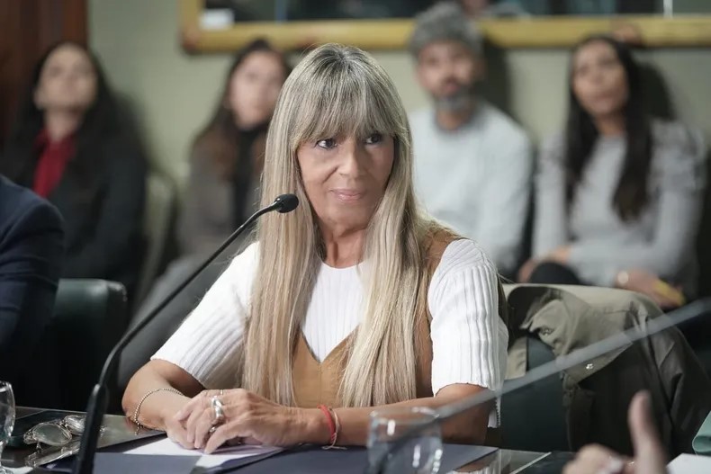 LAURA CLARK: “HAY UNA POLÍTICA IMPREGNADA DE SHOW BERRETA”