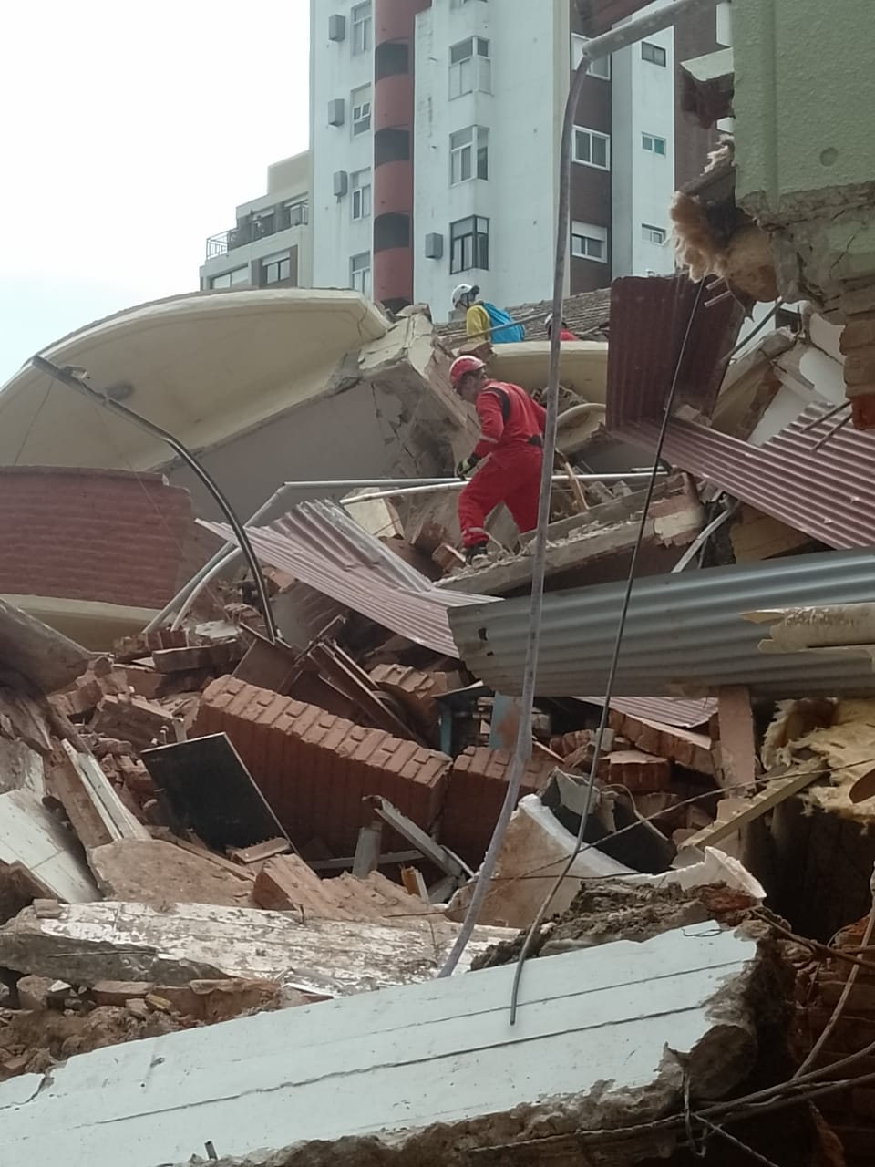 “ESTAMOS TRABAJANDO ARDUAMENTE PARA ENCONTRAR A QUIENES PODRÍAN HABER ENTRE LOS ESCOMBROS"