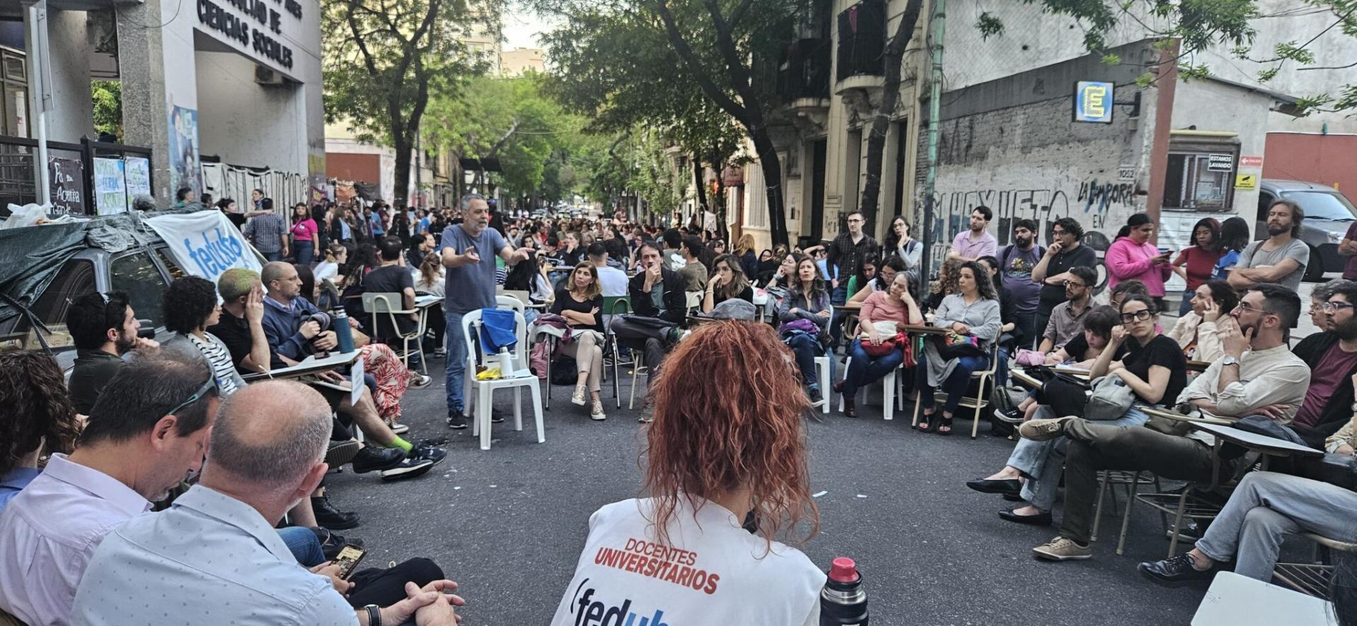 REALIZAN UN CENTENAR DE CLASES PÚBLICAS UNIVERSITARIAS FRENTE A CASA ROSADA