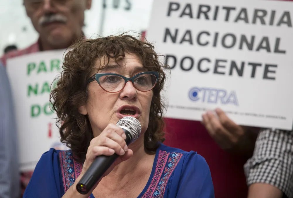 “ES INSÓLITO QUE HAYA DOCENTES POR DEBAJO DE LA LÍNEA DE POBREZA Y OTROS QUE POR TRABAJAR DOBLE TURNO PAGUEN GANANCIAS”