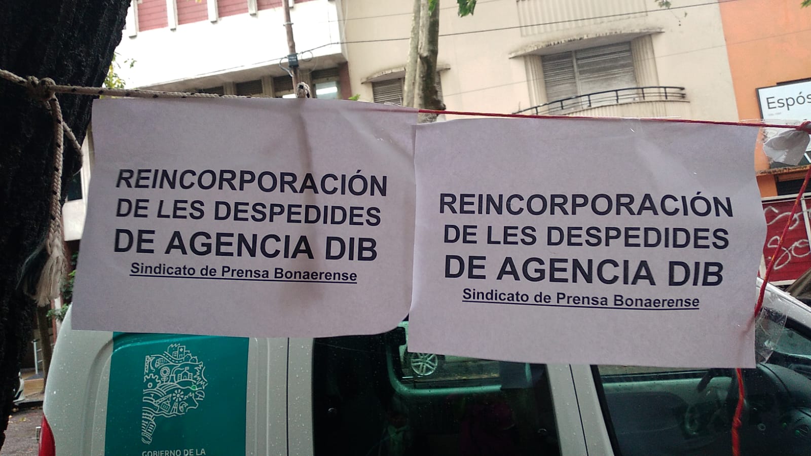 TRABAJADORES DE LA AGENCIA DE NOTICIAS DIB RECLAMAN FRENTE AL MINISTERIO DE TRABAJO