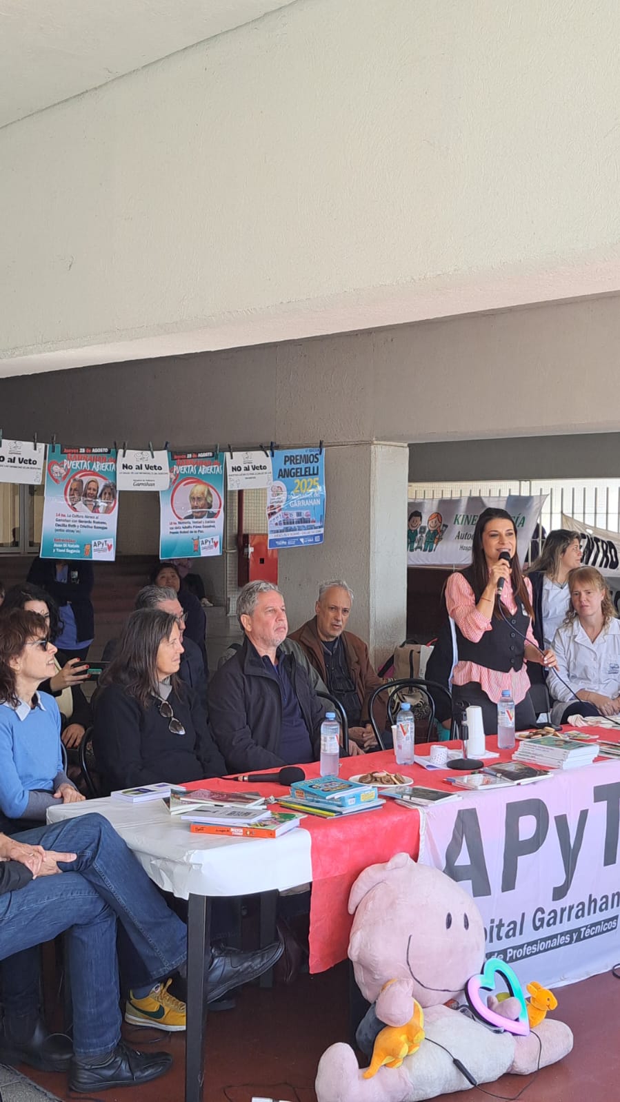DIFERENTES REPRESENTANTES DE LA CULTURA PARTICIPAN DE UNA RADIO ABIERTA