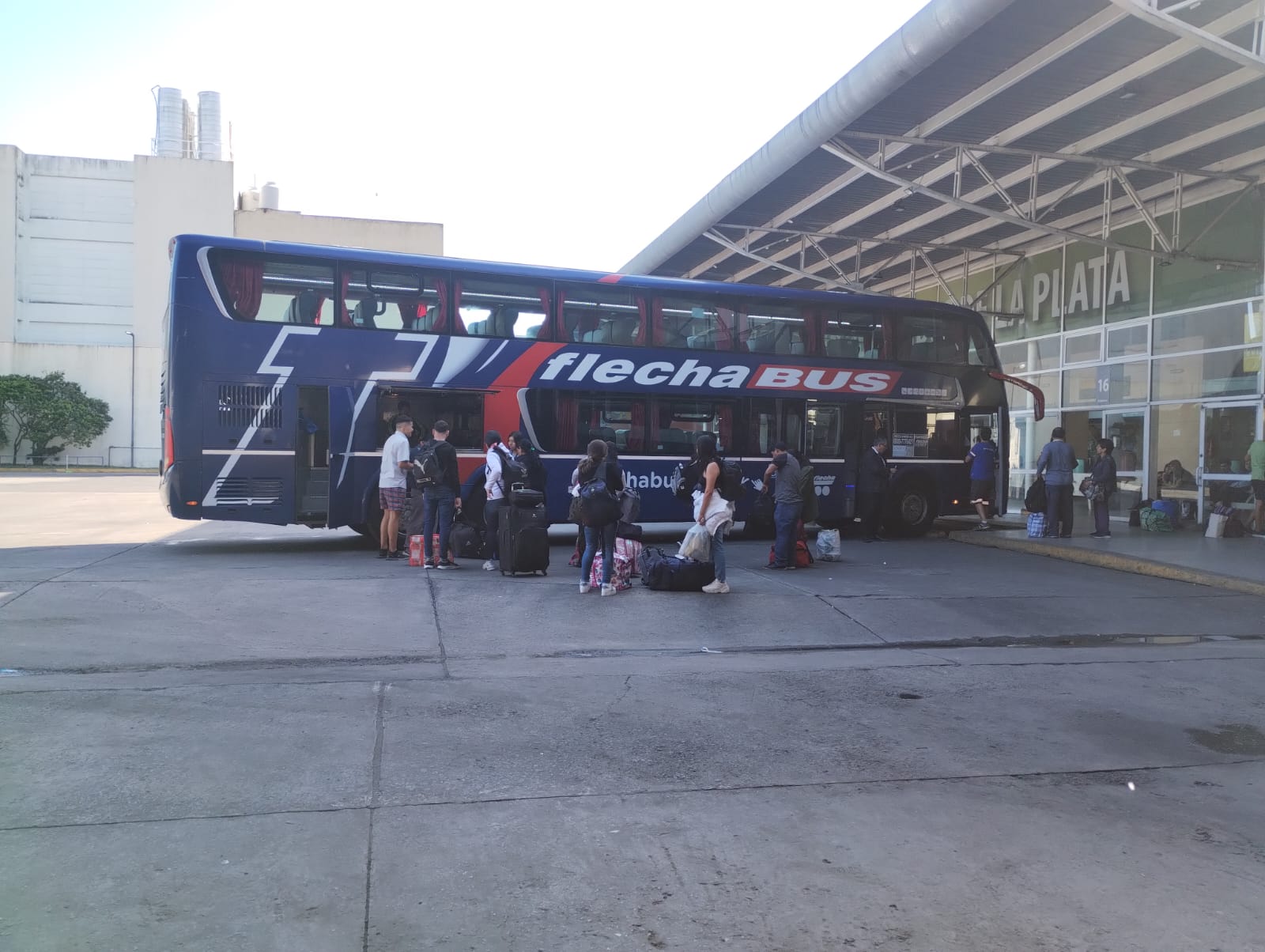 PASAJEROS DEVUELVEN BOLETOS DE COLECTIVO LARGA DISTANCIA