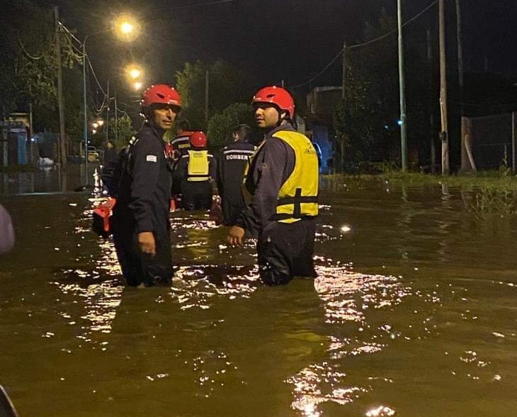 ANTE LA CRECIDA DEL RÍO DE LA PLATA EVACUARON A  MÁS DE 90 PERSONAS