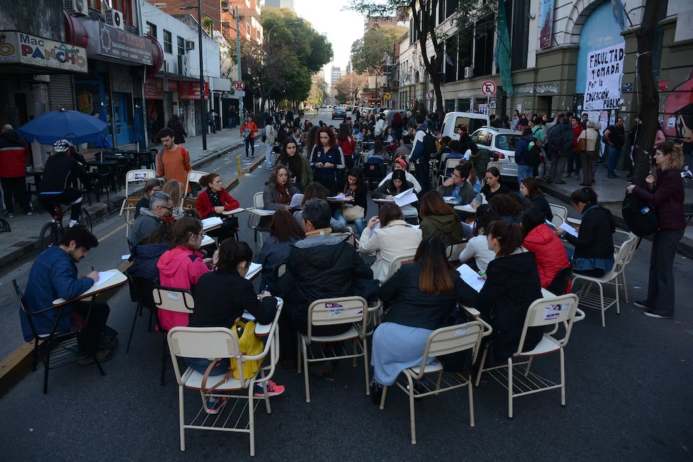 ESTUDIANTES TOMARON LA FACULTAD DE FILOSOFÍA Y LETRAS DE LA UBA