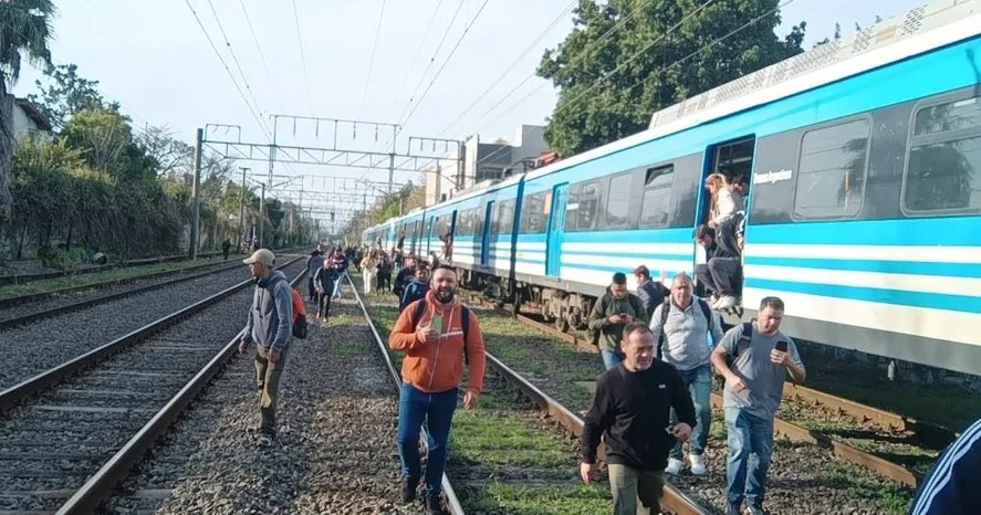 CADA DÍA MÁS TRABAJADORES CAMINAN POR LAS VÍAS PARA EVITAR PAGAR EL BOLETO DE TREN