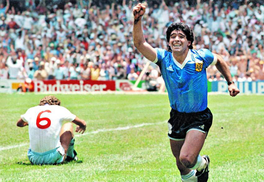 "EL DÍA QUE MARADONA DEJÓ DE SER UN FUTBOLISTA Y SE CONVIRTIÓ EN UNA ESTAMPITA"