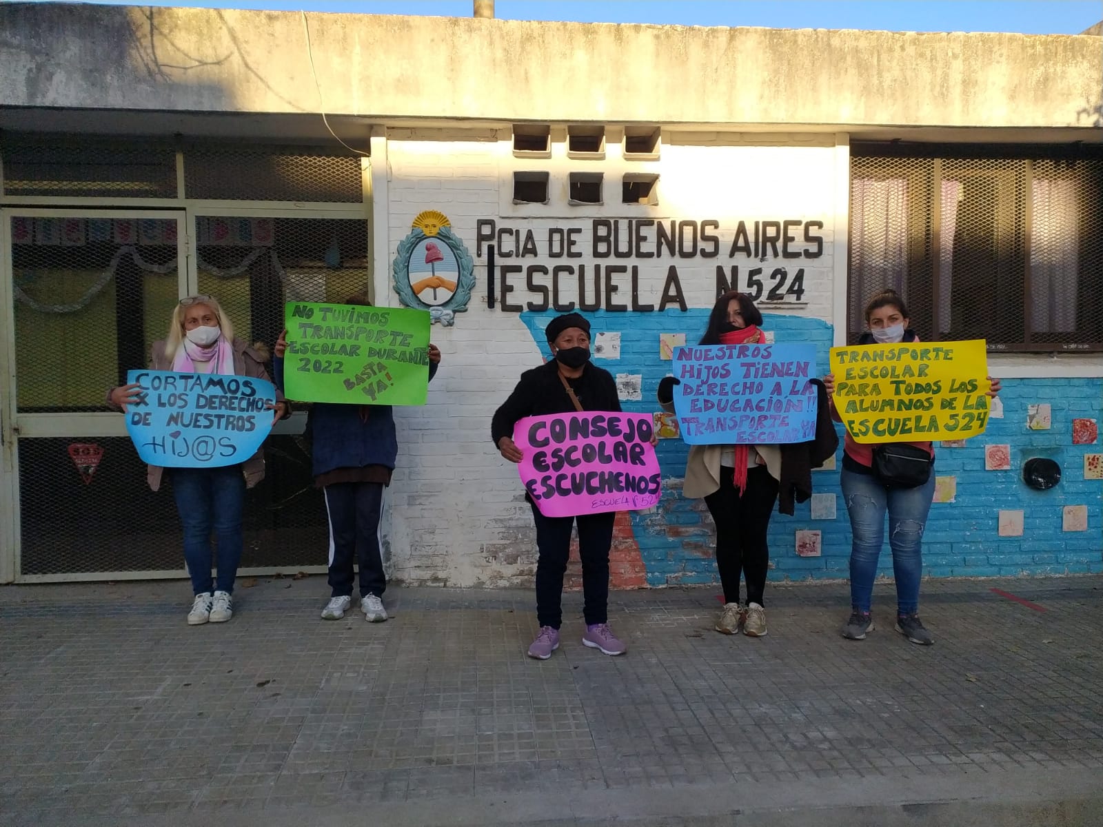 CORTAN AVENIDA 44 EN RECLAMO DE TRANSPORTE ESCOLAR