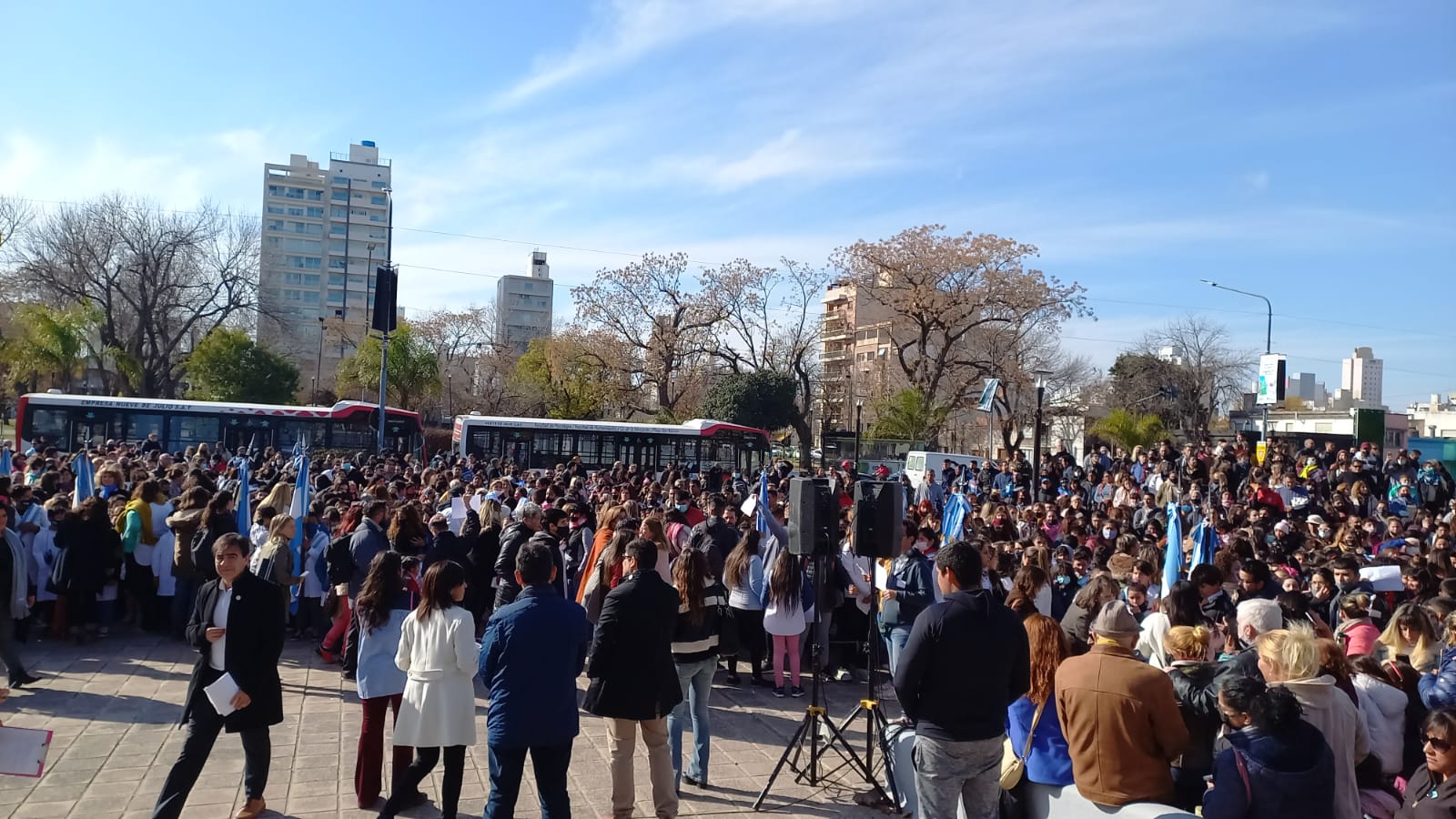 ESCUELAS PLATENSES REALIZAN LA PROMESA A LA BANDERA NACIONAL