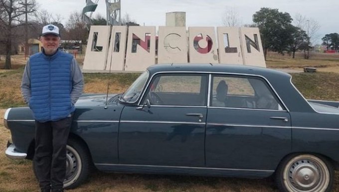 RECORRE PUEBLOS EN UN PEUGEOT 404 MODELO 67