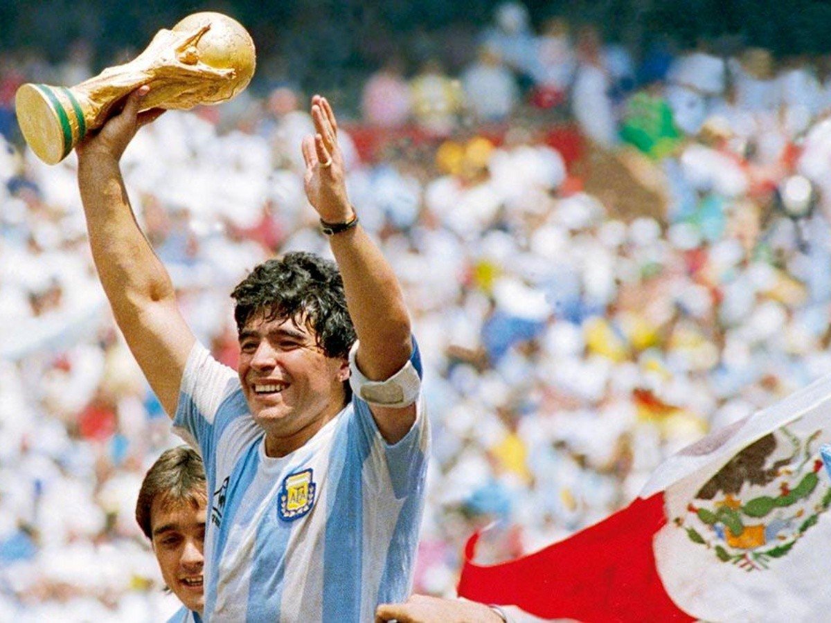 JUAN JOSÉ BECERRA: “MARADONA DIO FELICIDAD A ESCALA PLANETARIA”